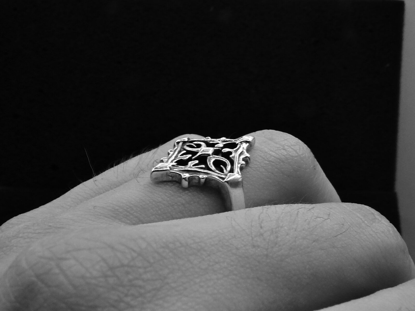 TRACERY SIGNET